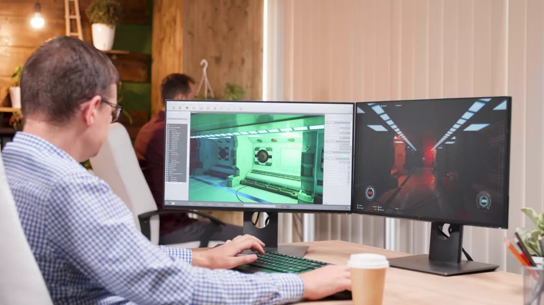 Tworca gier projektuje postac 3D przy komputerze