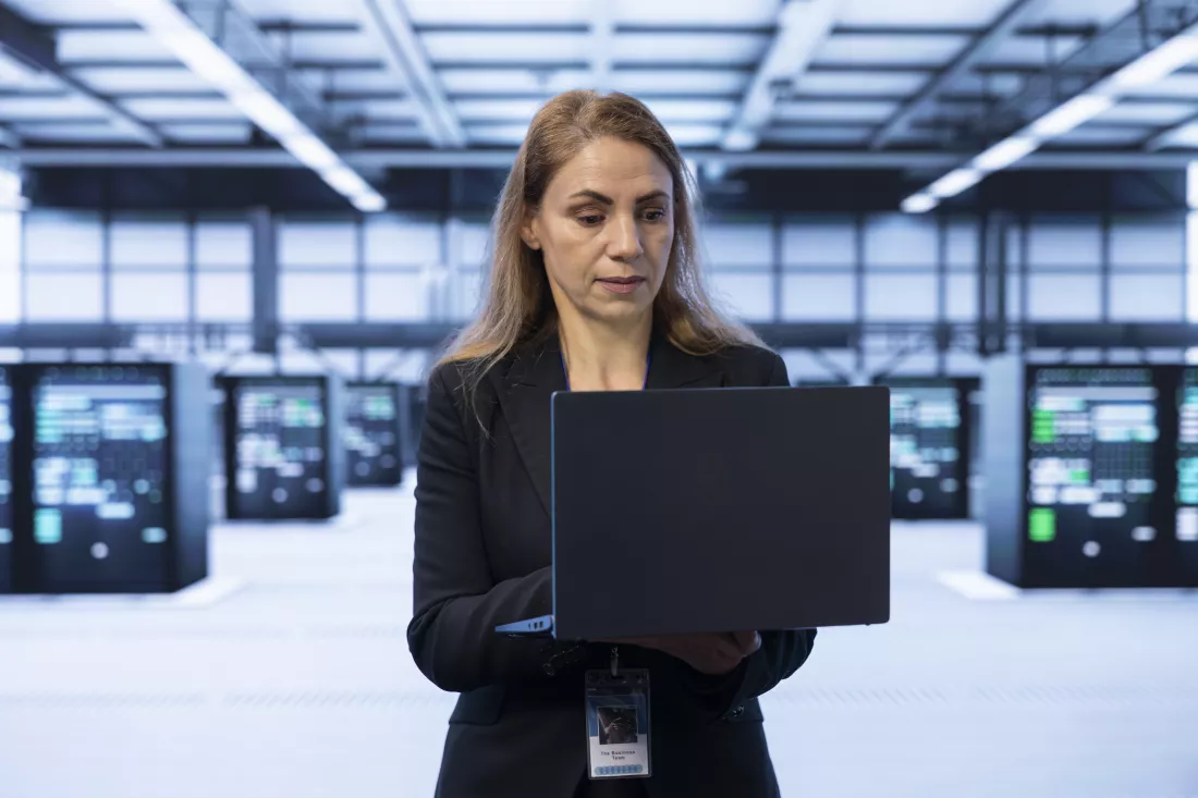 server-hub-worker-identifying-resolving-technical-issues