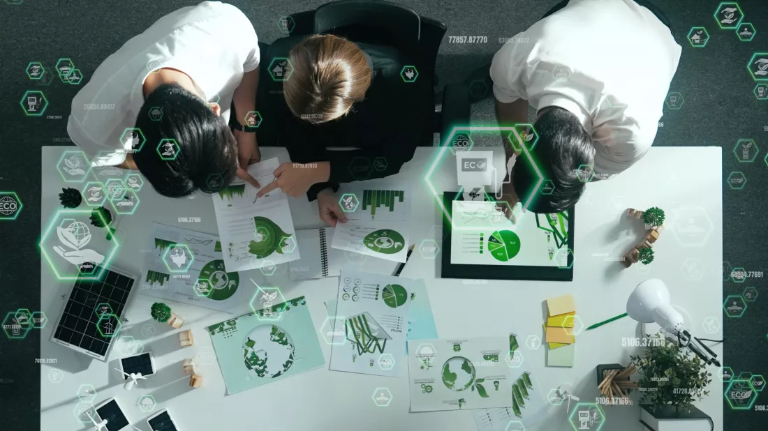 top-down-view-business-team-discuss-about-using-clean-energy-alimentation(1)