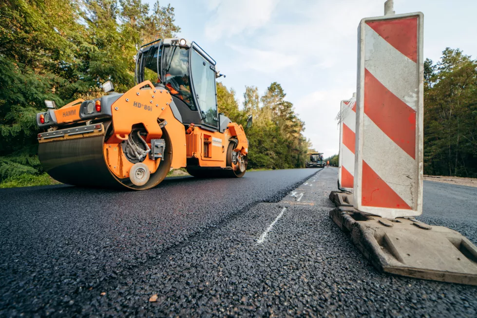 vibratory-asphalt-roller-compactor-compacting-new-asphalt-pavement-road-service-repairs-highway