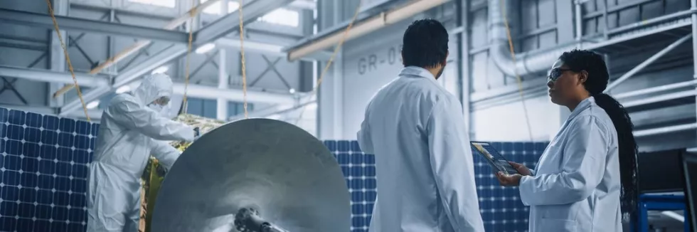 Inzynieria-oprogramowania-dla-technologii-kosmicznych-test-inzynierowie-przy-budowie-satelity