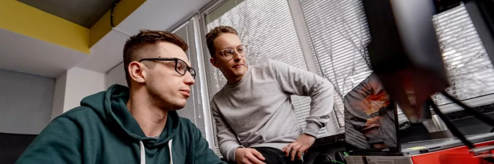 Programowanie-gier-komputerowych-test-programisci-przy-grze-na-monitorze
