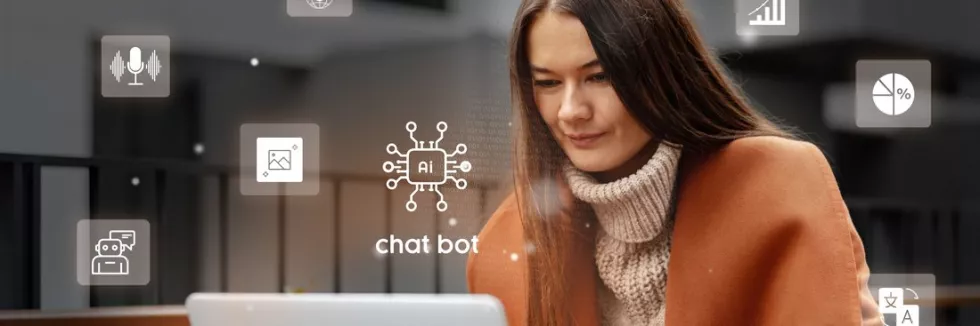 Prompting-i-optymalizacja-systemow-AI-test-studentka-z-asystentem-ai-przy-laptopie