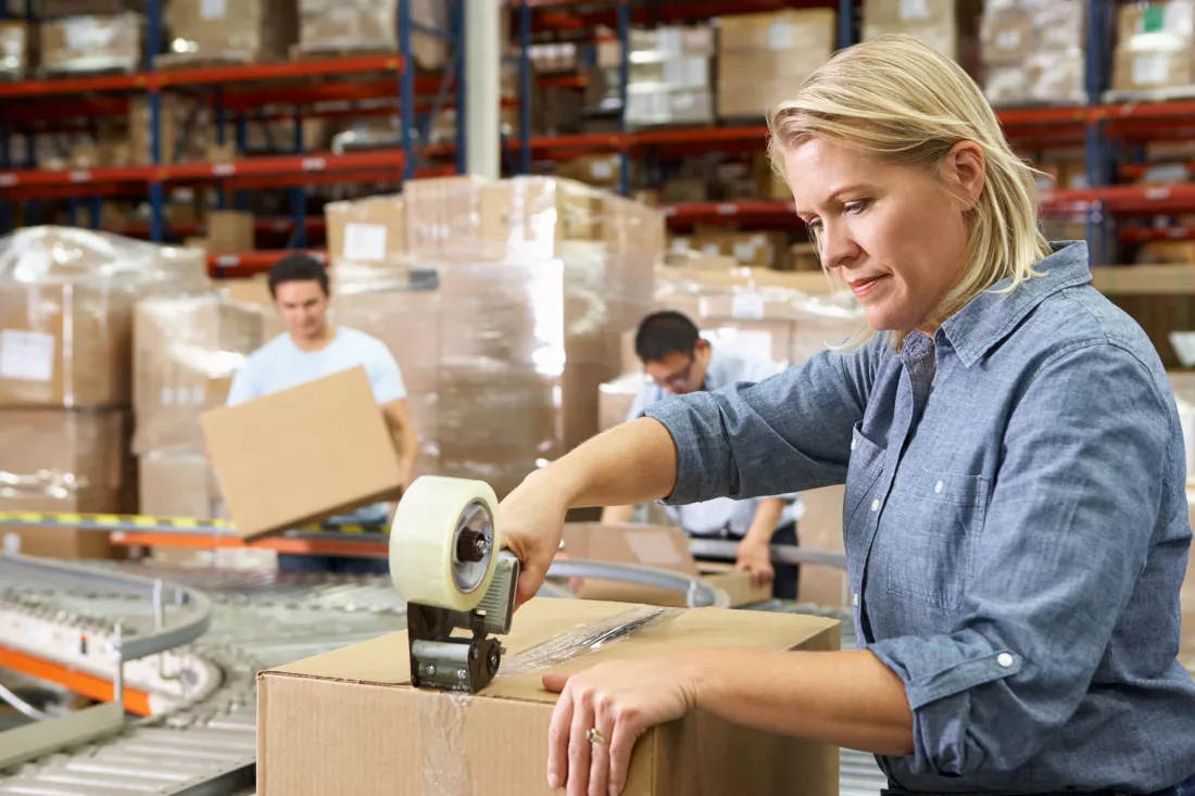 workers-distribution-warehouse