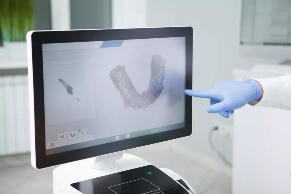 dentist-pointing-dental-scan-computer-screen