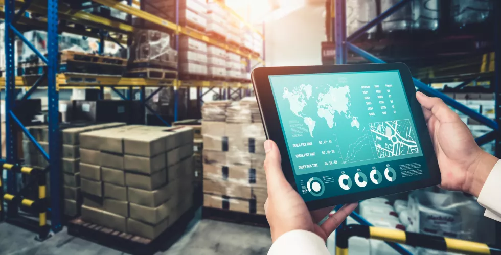 warehouse-management-innovative-software-computer-real-time-monitoring(2)