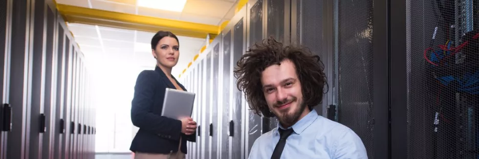 Cloud-Computing-Management-test-mlody-zespol-it-pracuje-w-centrum-danych