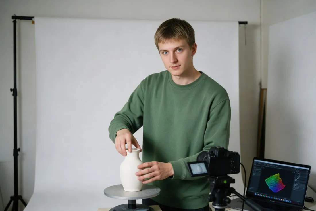 student-skanuje-wazon-do-modelu-3d