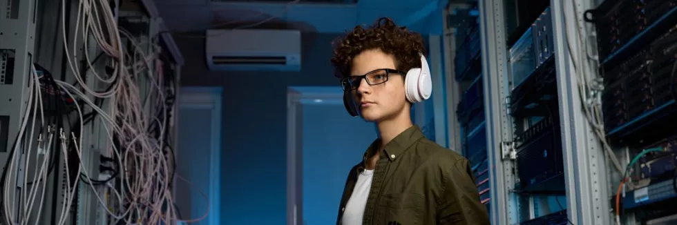 cybersecurity-and-cloud-infrastructure-student-na-praktykach-w-serwerowni-z-laptopem