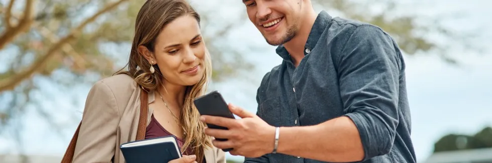 studentka-i-student-z-rowerem-planuja-trase-w-telefonie