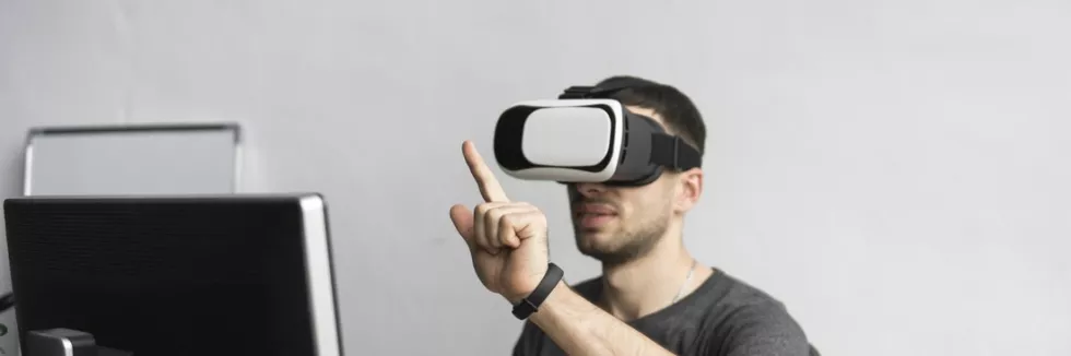 Inzynier-nowoczesnych-technologii-Metaverse-Web3-0-FinTech-test-mlody-mezczyzna-w-goglach-vr-przy-komputerze