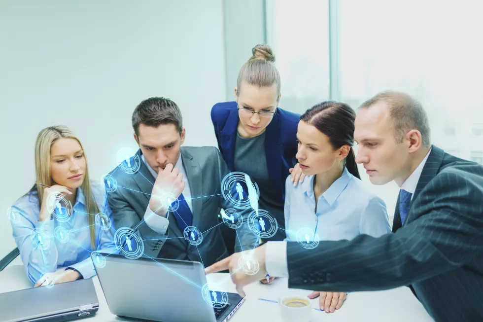 business-technology-communication-connection-people-concept-serious-business-team-with-laptop-computers-internet-contacts-virtual-projection-having-discussion-office(1)