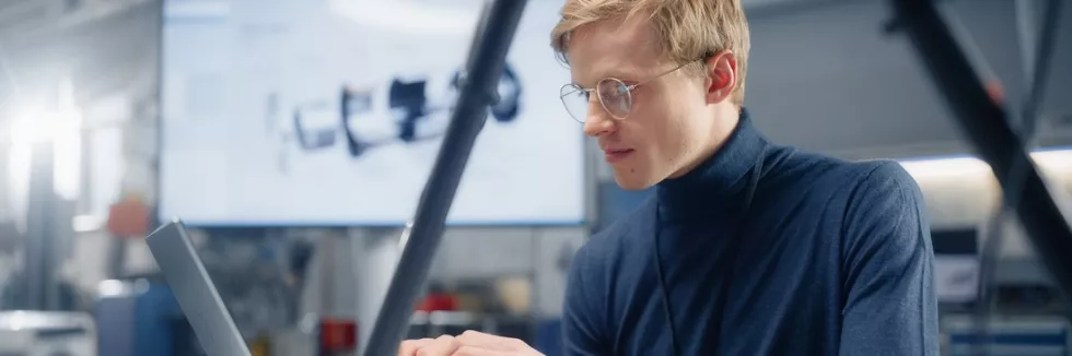Inzynieria-programowania-procesorow-test-inzynier-programuje-uklad-przy-laptopie-w-laboratorium