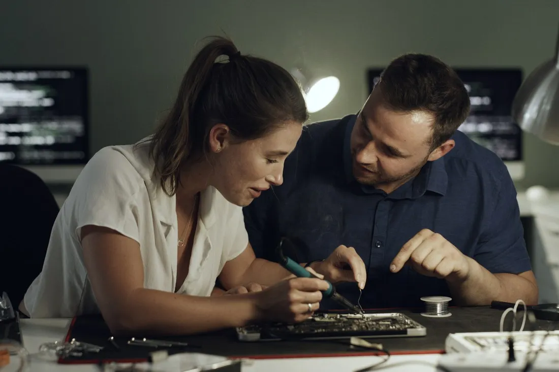 studentka-i-student-lutuja-plytke-elektroniczna-w-pracowni