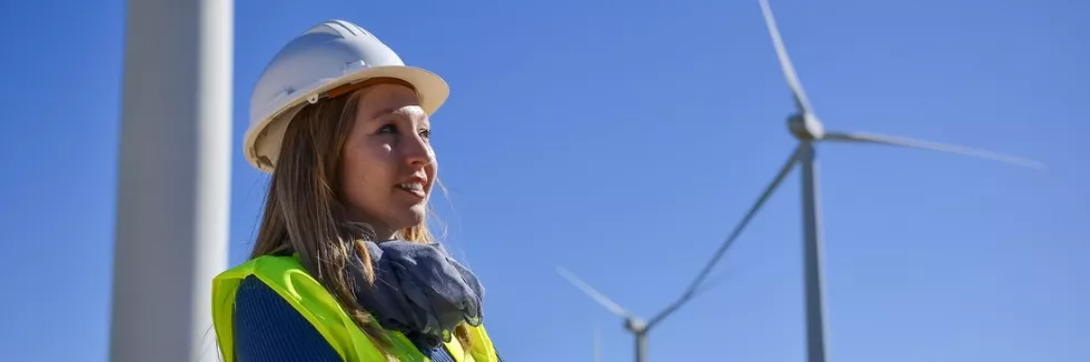 Inzynieria-srodowiskowa-i-energetyka-test-usmiechnieta-inzynierka-przy-turbinach-wiatrowych