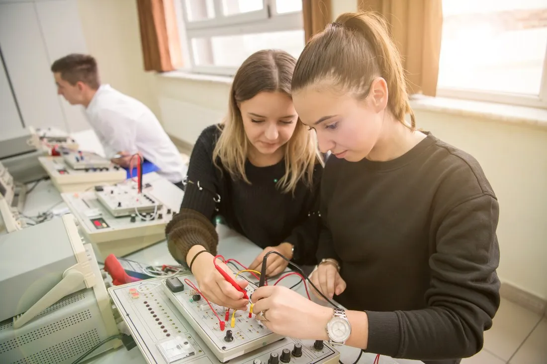 studentki-podlaczaja-przewody-na-stanowisku-elektroniki