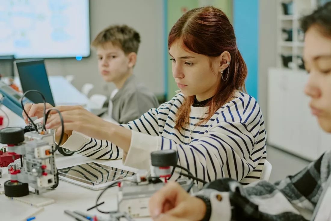 Student testuje drona w laboratorium uczelni.