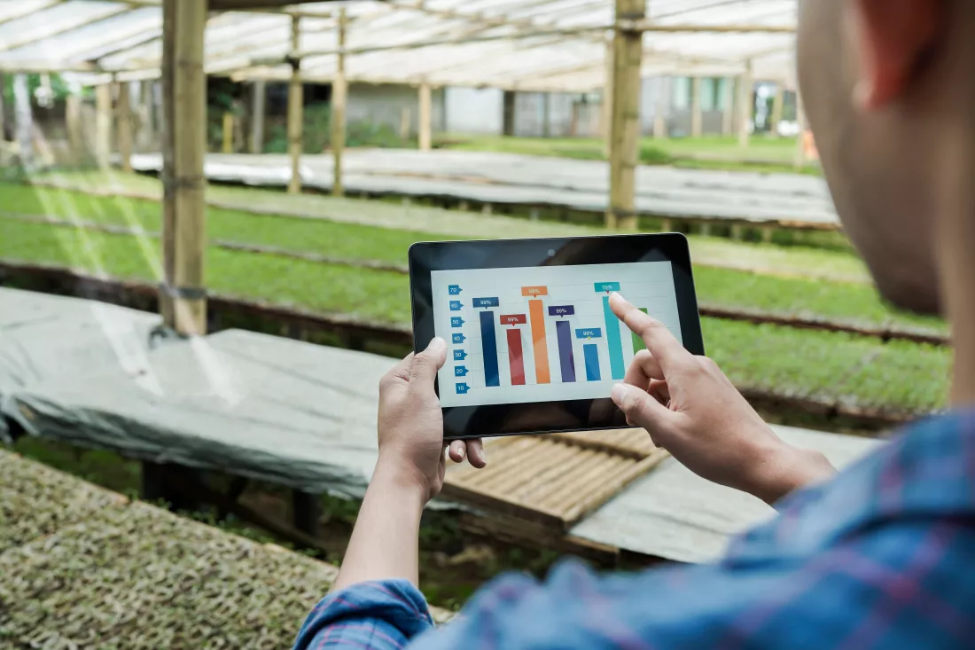 close-up-foto-young-business-man-holding-tablet-finger-pointing-screen