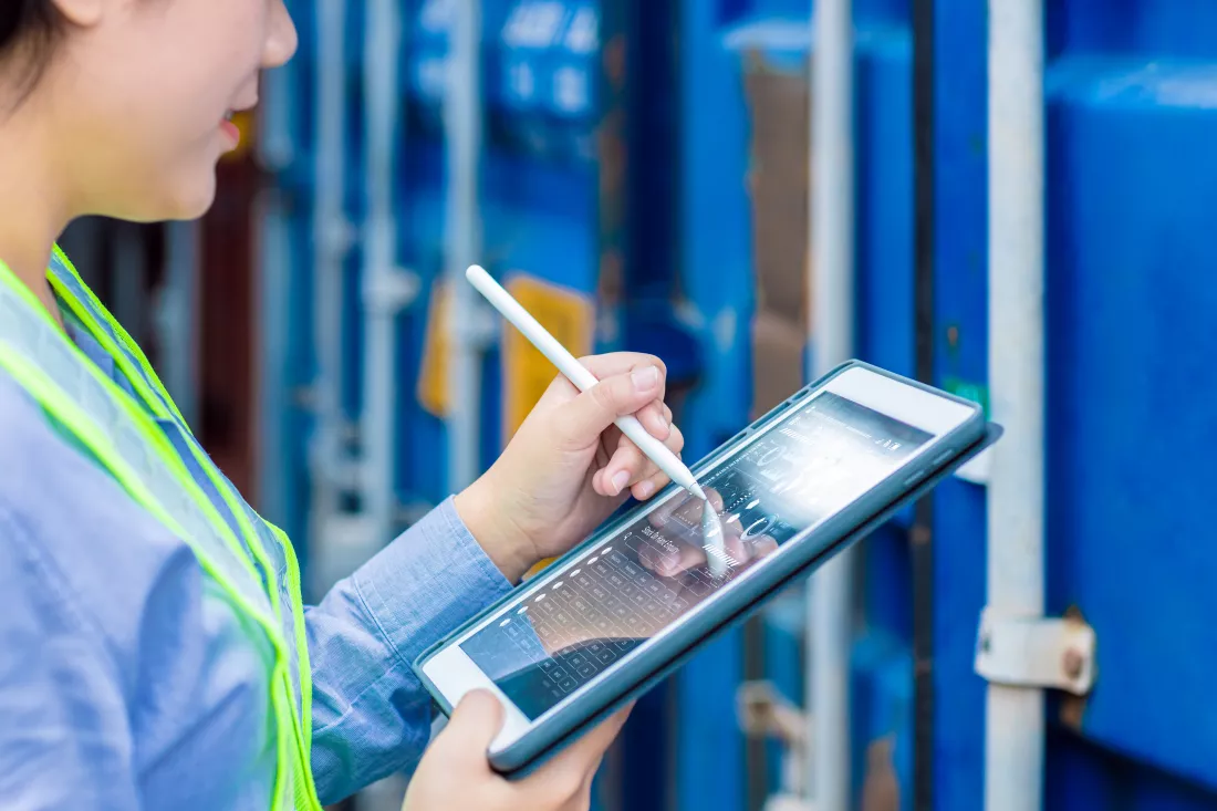 closeup-logistic-worker-industry-using-online-tablet-technology-application-tracking-cargo-container-world-wide-management