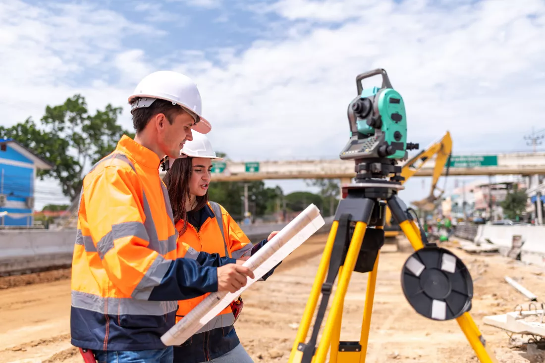 engineers-surveyor-wearing-safety-uniform-helmet-with-equipment-theodolite-measurement-positioni