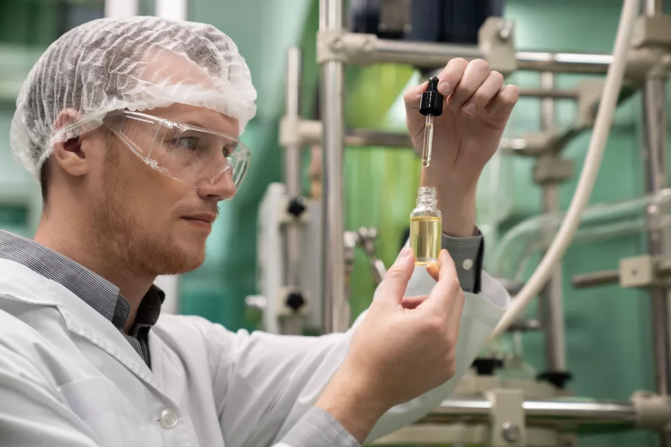 scientist-apothecary-extract-cbd-hemp-oil-medicinal-purpose-laboratory