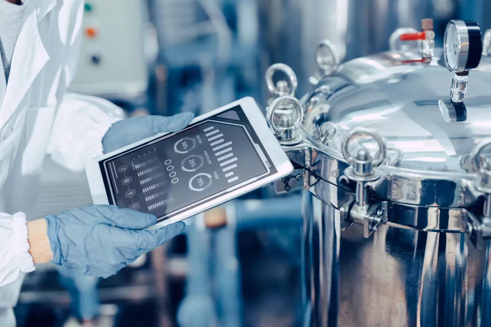 closeup-engineer-worker-tablet-food-drinks-factory-industry-monitor-operate-control-inspect
